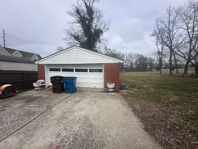 Building Photo - 3 bed, 2 full bath House in 40218 - $2,000/month