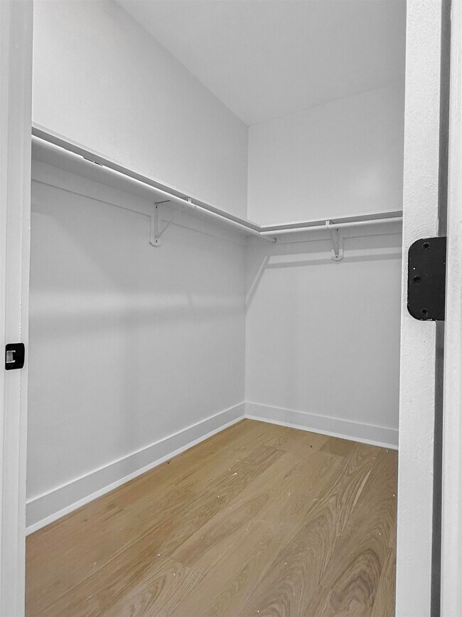 Building Photo - 185 Mallory Ave