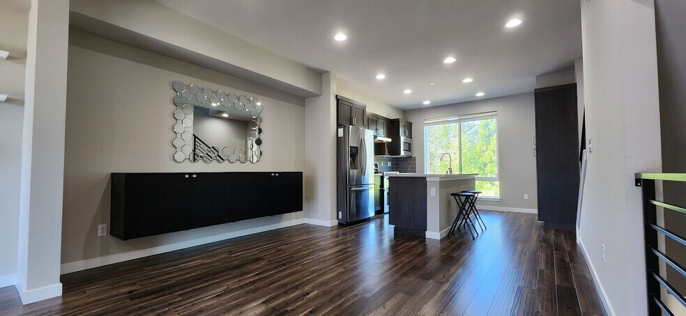 Building Photo - 16021 Manor Way