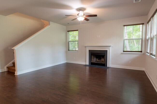 Building Photo - Modern Living in the Heart of Summerville!