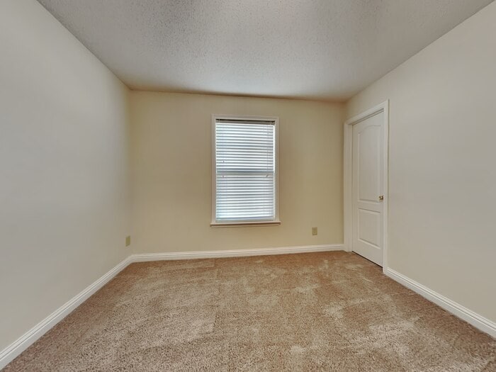 Building Photo - 915 Brookstone Dr