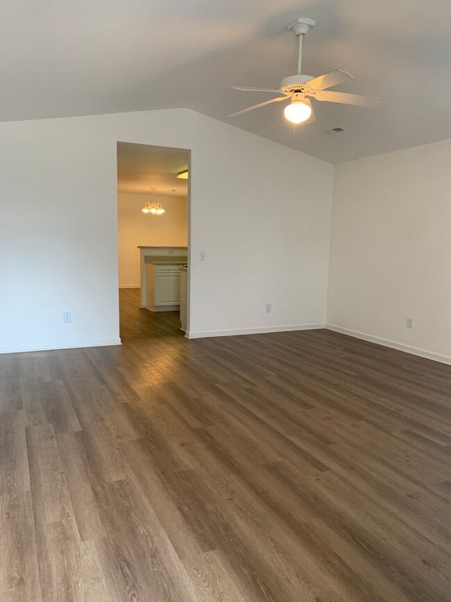 Building Photo - 3 Bedroom, 2 Bath House Available Now on Hillsdale Drive