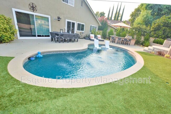 Building Photo - 6519 Bayberry St