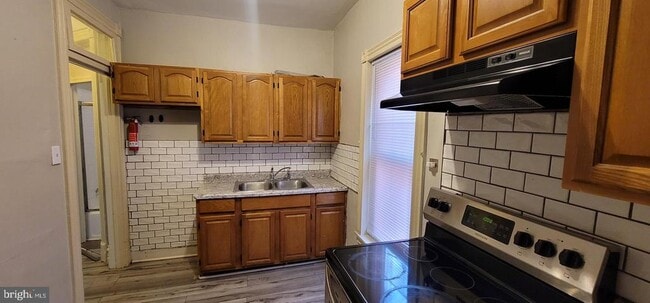 Building Photo - 136 Elm St