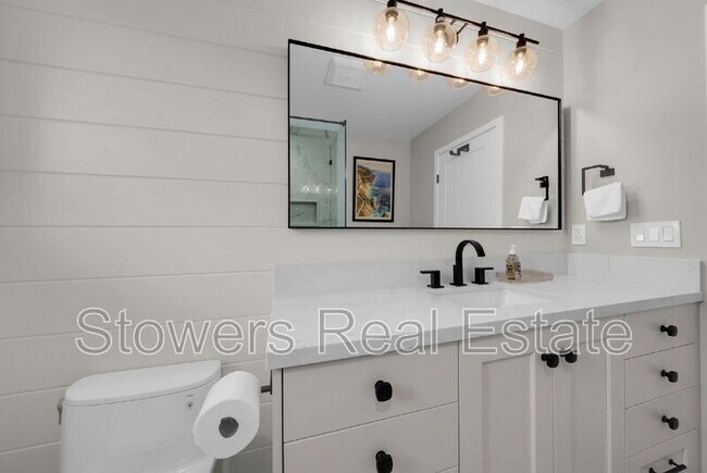 Building Photo - 627 N Silverado Dr