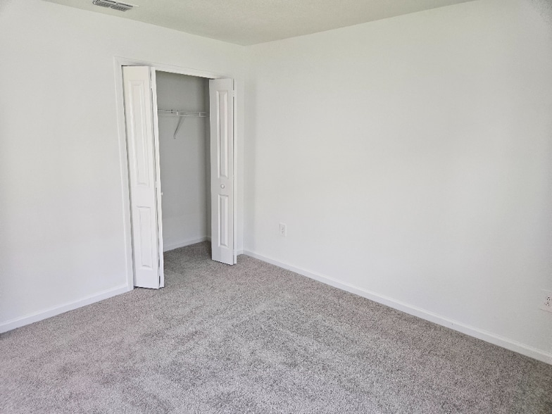 Building Photo - 2414 McKinley Dr