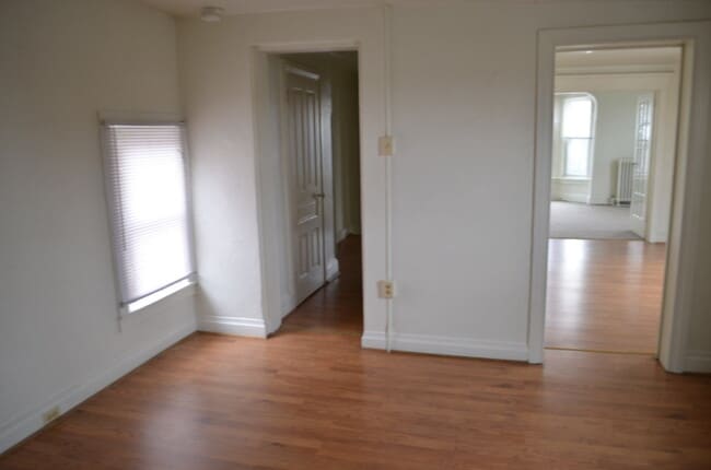 Building Photo - 1 Bedroom 3rd Floor Apartment Near York Re...
