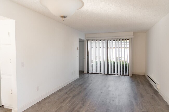 Building Photo - 3 bedroom, 1.5 bathroom townhome