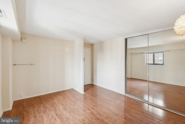 Building Photo - 1420 Locust St