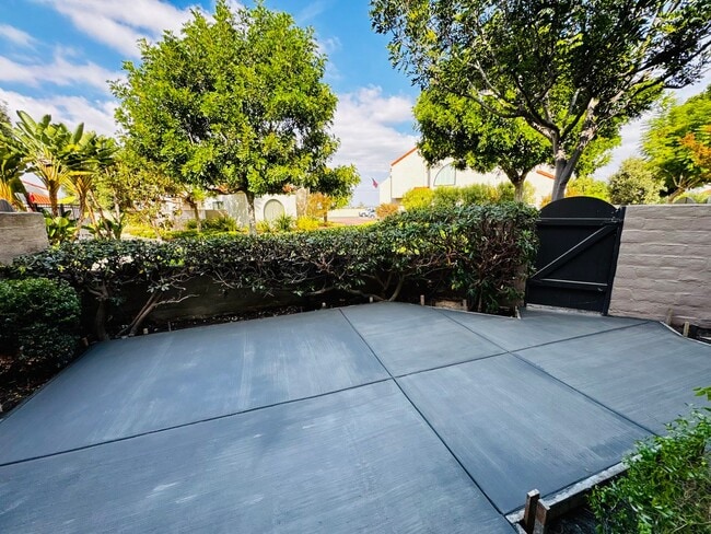 Building Photo - Remodeled 3/3 Townhome For Rent in Huntington Harbor!