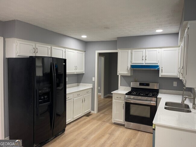 Building Photo - 235 Deerfield Dr