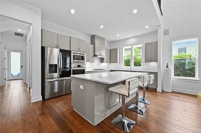 Building Photo - 5904 Florencia Ln