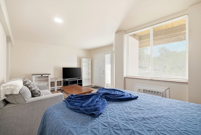 Building Photo - 1243 Cedars Ct