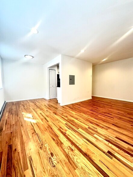 Building Photo - 6954 N Sheridan Rd