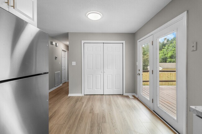 Building Photo - 931 Poppy Dr