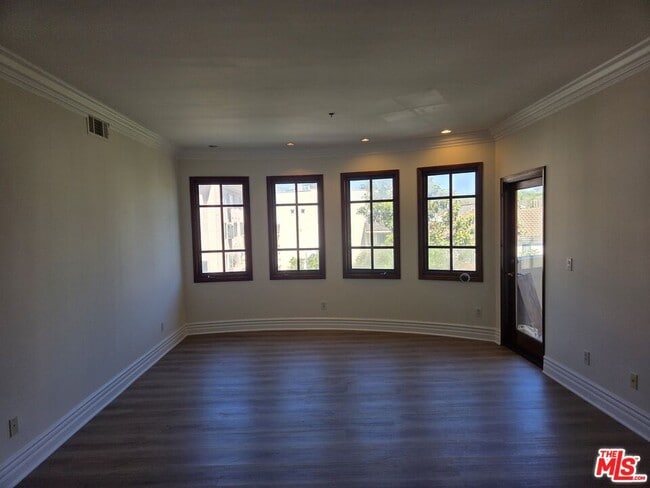 Building Photo - 10364 Almayo Ave