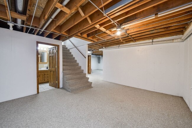 Building Photo - 339 Windsor Dr