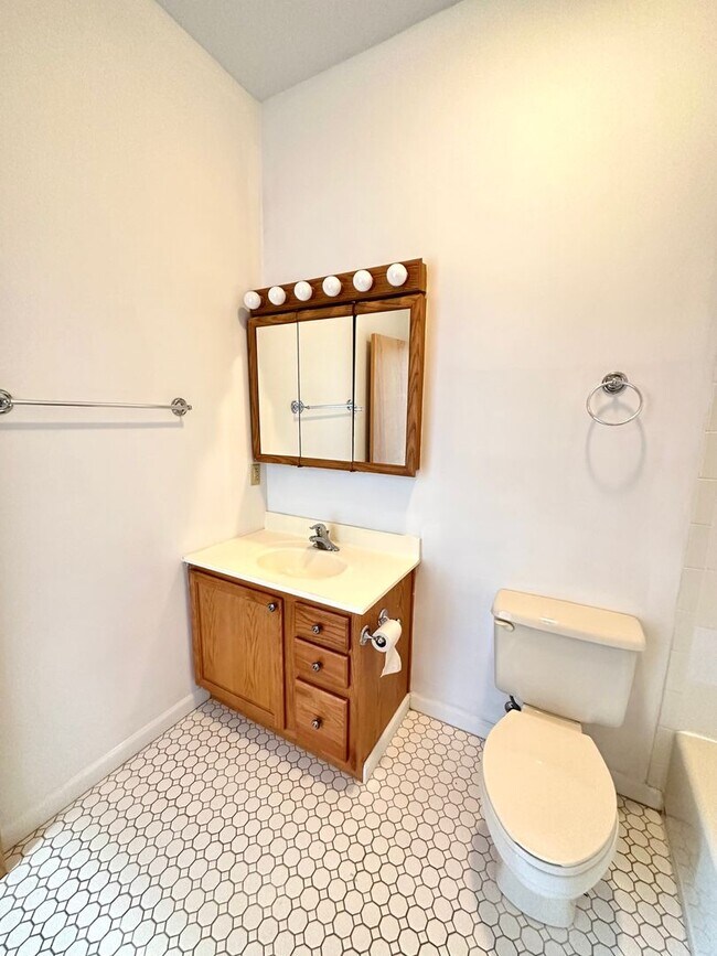 Building Photo - One Bed, One Bath Apartment in the Heart o...