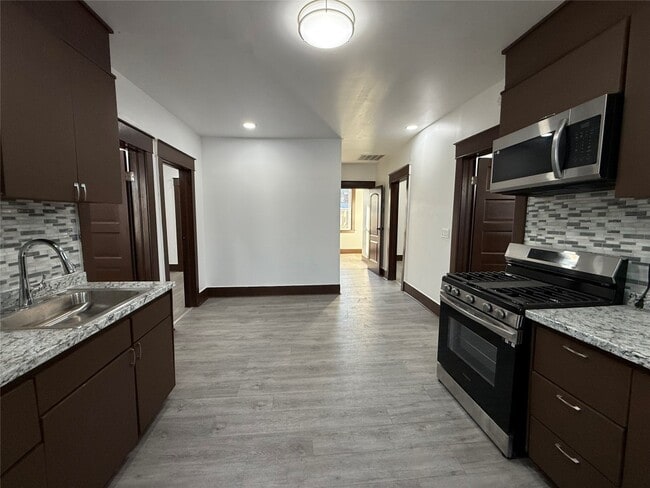 Building Photo - 1005 Pine St