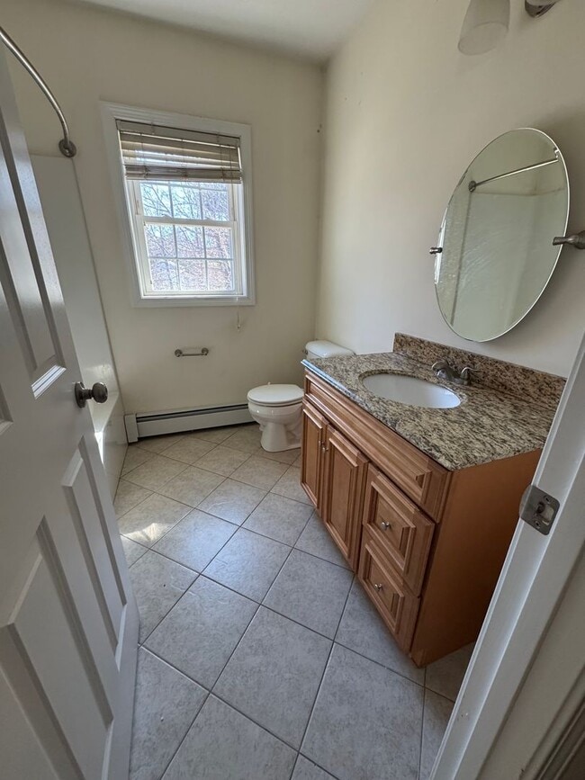 Building Photo - 2 Bedroom 1.5 bath Townhouse