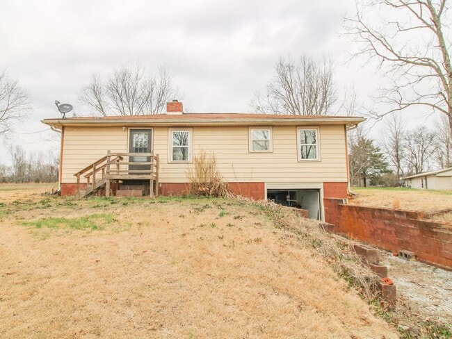 Building Photo - Rental with Country Setting!