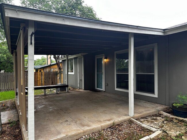 Building Photo - 504 Suzzane Rd