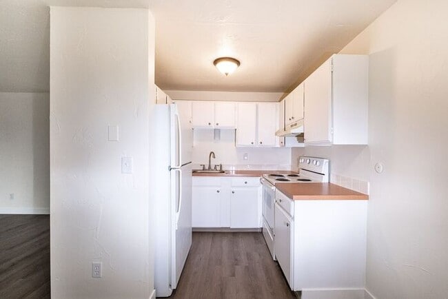 Building Photo - Milwaukie Duplex with Garage