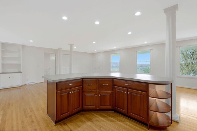 Building Photo - Awesome 3BE/2BA ranch style home in the We...