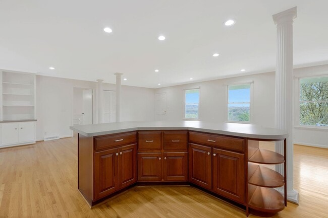 Building Photo - Awesome 3BE/2BA ranch style home in the WestMeade area!