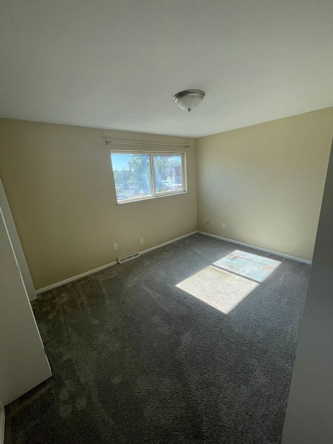 Building Photo - 255 Otis Ct