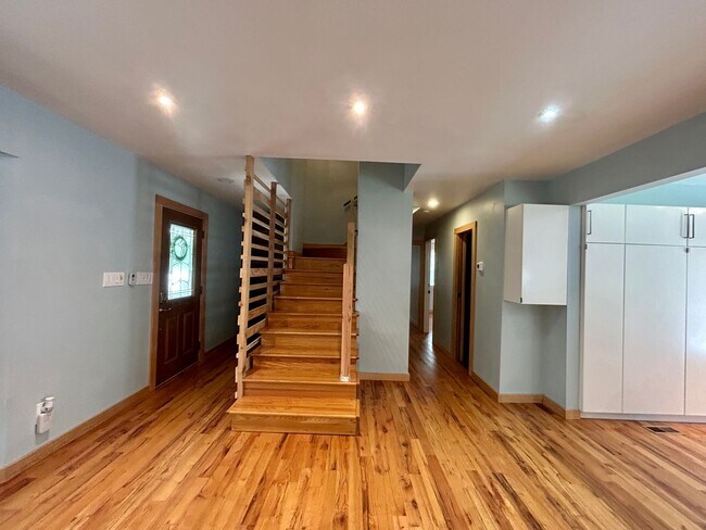 Building Photo - Fabulous 4 Bedroom 3 Bathroom Home with Pr...