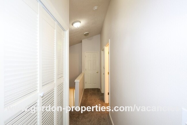 Building Photo - NE Halsey St - Gresham 2 bedroom townhouse with den/office