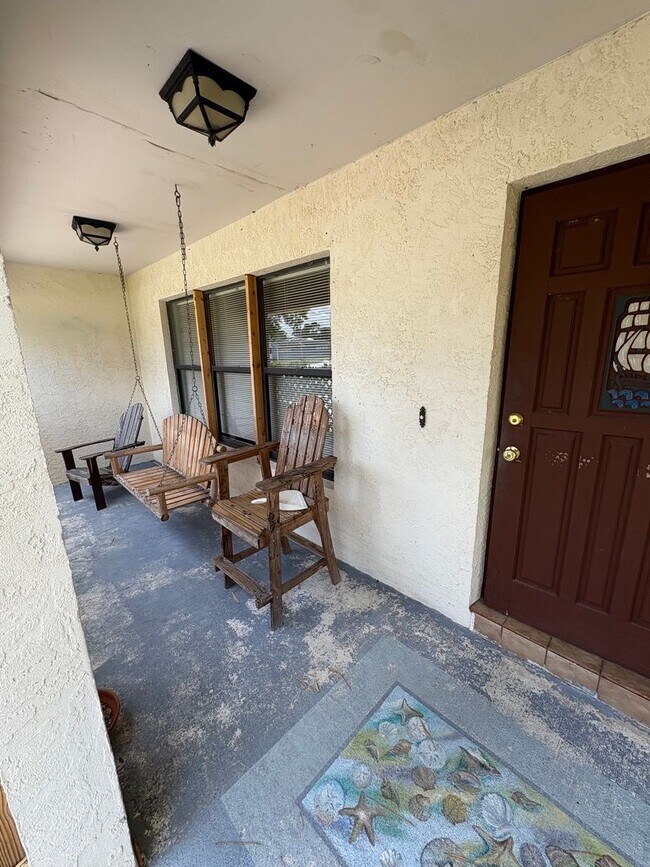 Building Photo - 2/2 home with fenced backyard in Ft Pierce