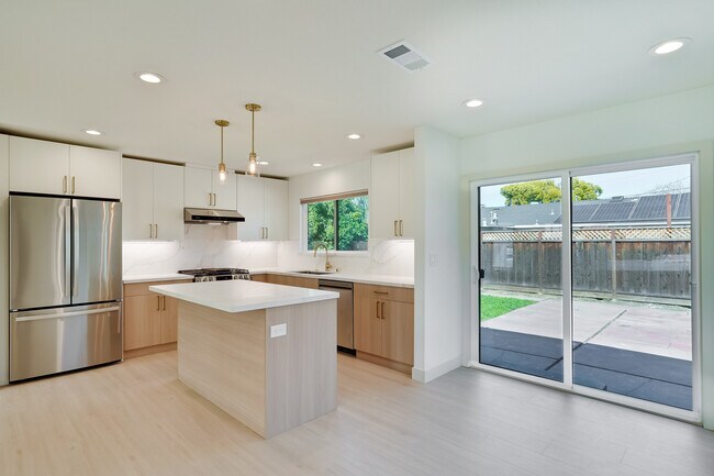 Building Photo - 2051 Randolph Dr