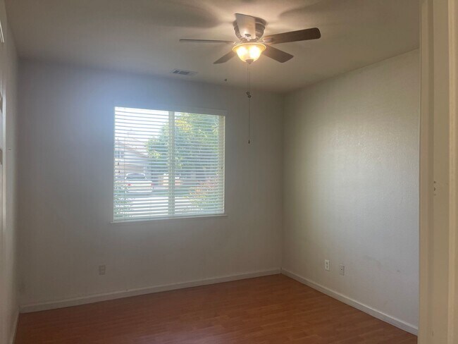 Building Photo - Ideal 4br/2ba single story with chefs kitchen