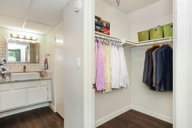 Building Photo - 5143 Bakman Ave