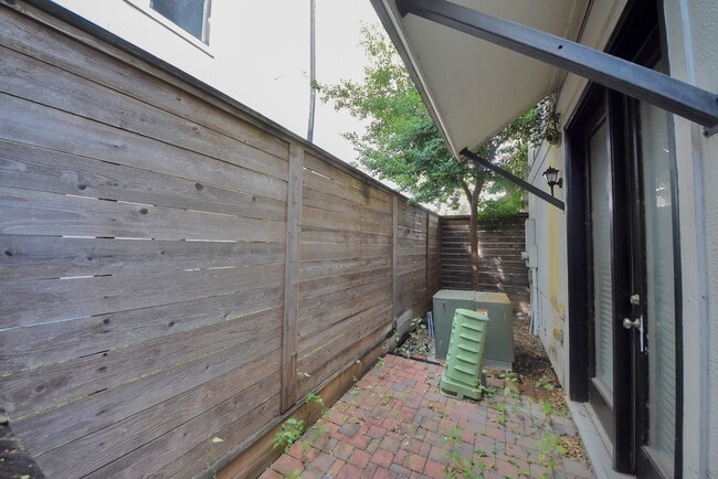 Building Photo - 1831 Dart St