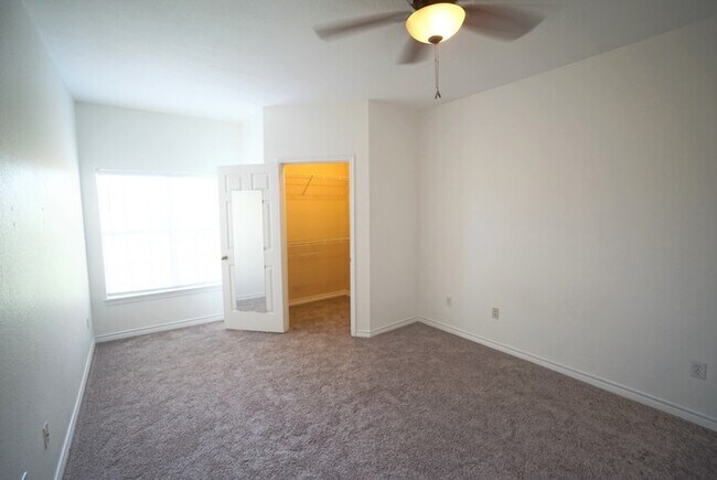 Building Photo - Beautiful 2-Bedroom, 2-Bathroom Condominiu...