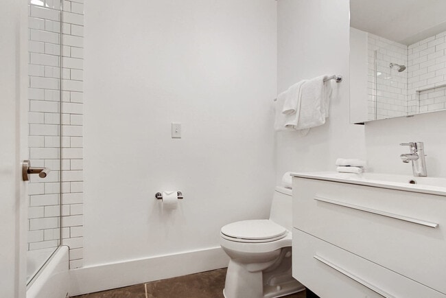 Building Photo - 822 Howard Ave