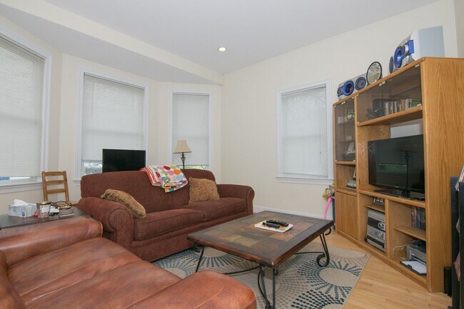 Building Photo - Allston 3 Bed – Hardwood Floors – No Fee – 6/1
