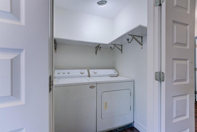 Building Photo - 560 Landfall Ln