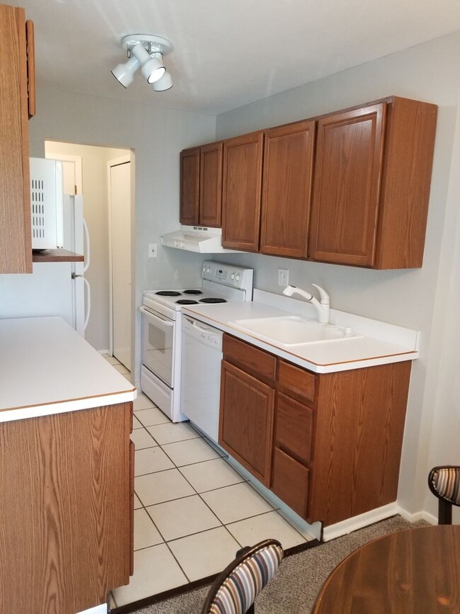 Building Photo - Chagrin Falls condo for rent