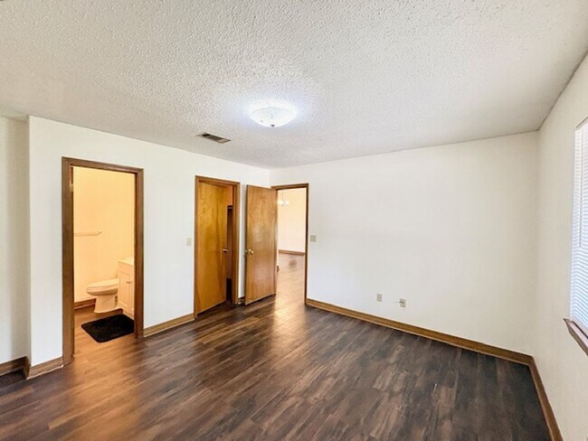 Building Photo - 912 Nutmeg Ave
