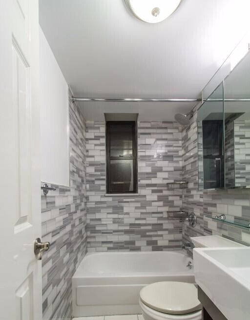 Building Photo - 722 10th Ave