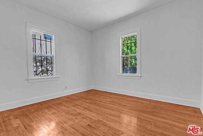Building Photo - 736 N Poinsettia Pl