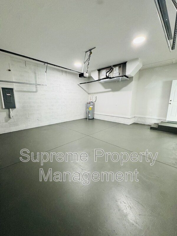 Building Photo - 6073 Vermont Ave