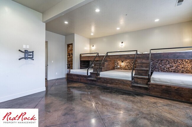 Building Photo - 4 Bedroom Luxury Home Near Sand Hollow