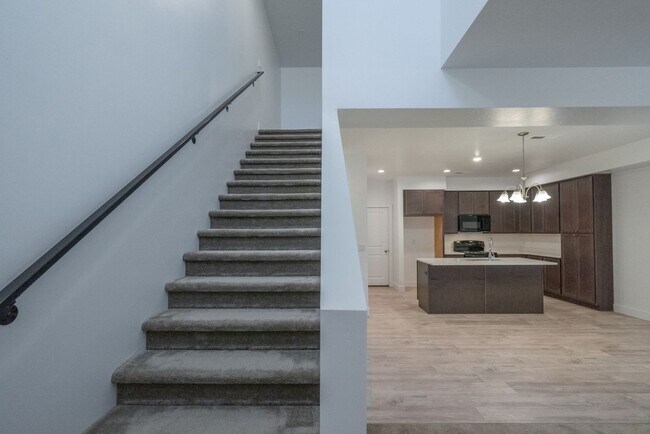 Building Photo - Well Maintained, 3 Bedroom and 2.5 Bathroom Townhome in Desert Color! Internet Included!