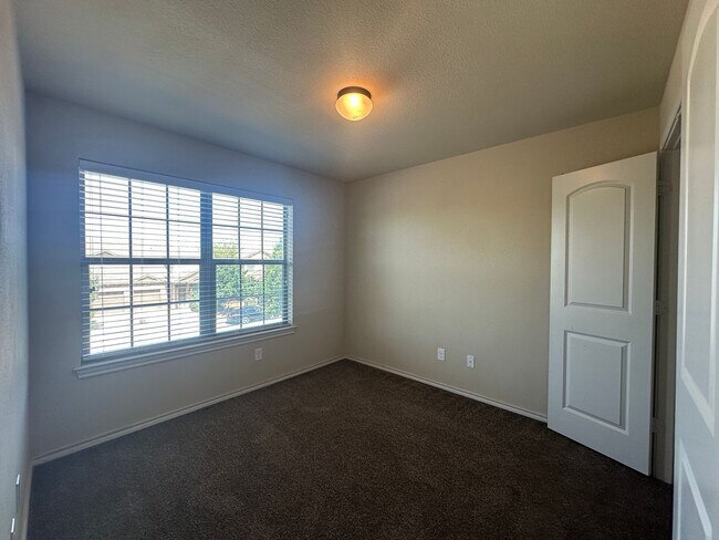 Building Photo - Townhome for rent