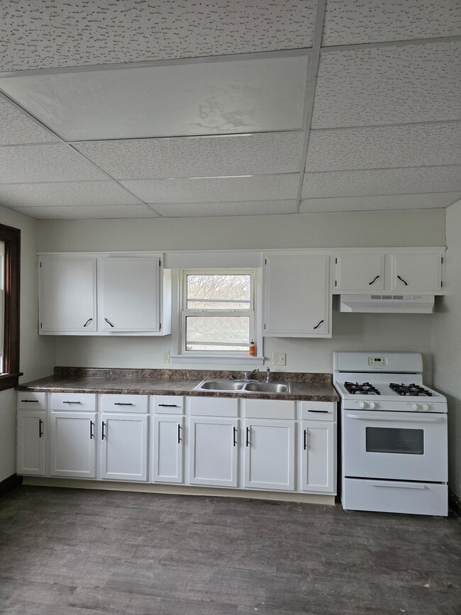 Building Photo - 1156 E Losey St